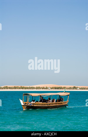 Les touristes sur le bateau Abu Dhabi Banque D'Images