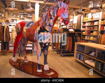 Cheval factice colorés dans des vêtements shop Berlin Allemagne Banque D'Images