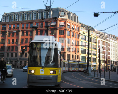 Scène de rue près de Hackesche Hofe Berlin Allemagne Banque D'Images