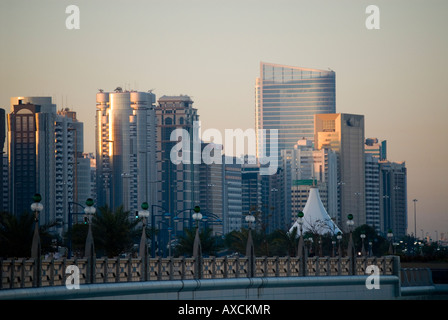 Abu Dhabi Skyline le matin Banque D'Images