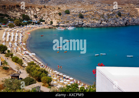 Vue sur la plage principale de Lindos Banque D'Images