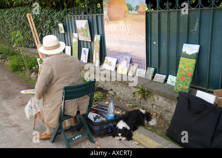 Giverny un peintre à son chevalet sur rue Claude Monet à côté du jardin de l'impressionniste célèbre Banque D'Images