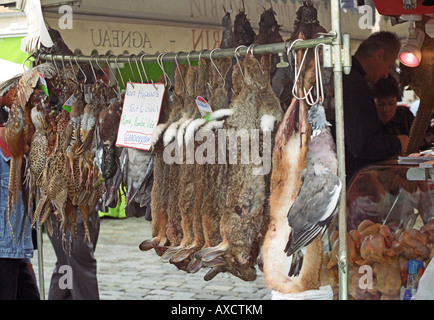 Sur le Quai des Chartrons. Un marché de rue. Jeu : Colombes, lapins, faisans. Sur les quais. Bordeaux Aquitaine, Gironde, France Banque D'Images