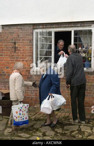 Cranbrook Kent Dole UK 2008 le lundi de Pâques. La charité Chulkhurst miches de pain sont remises annuellement aux pauvres du village. Années 2000 HOMER SYKES Banque D'Images