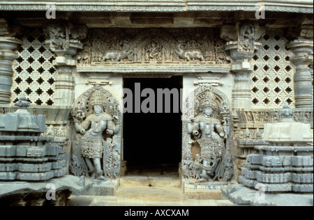 Halebid (Inde) Hoysalesvara linteau de porte de l'est du temple. Karnataka Banque D'Images