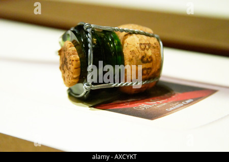 Bouchon de champagne Mumm après sabrage sabreing la bouteille avec panier métallique. Banque D'Images