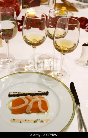 Le dîner dans le luxueux restaurant George V à Paris. Le saumon et cavia et vin blanc. Paris, France. Banque D'Images