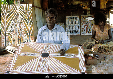 David Daymirringu Malangi célèbre artiste autochtone, la peinture d'une écorce de l'Milmildjark Yathalamarra 1927 1997 à rêver Banque D'Images