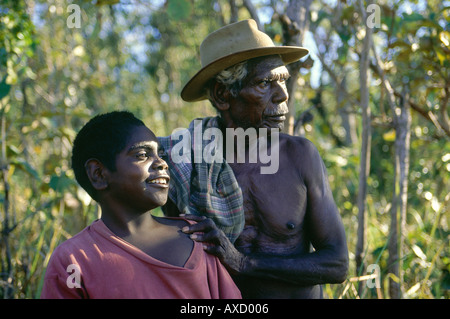 David Daymirringu Malangi célèbre artiste autochtone dans son clan pays avec son petit-fils près de Yathalamarra ArnhemLand à distance Banque D'Images