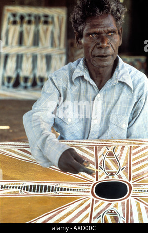 David Daymirringu Malangi célèbre artiste autochtone, la peinture d'une écorce de l'Milmildjark Yathalamarra 1997 rêver à l'Arnhem Land Banque D'Images