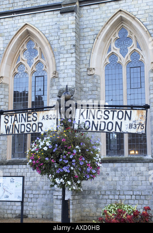 Un panneau à l'extérieur d'une église à Chertsey Surrey directions pour Kingston London Staines Windsor Banque D'Images