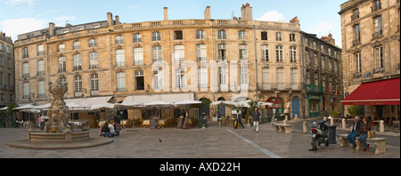 Place du Parlement avec une fontaine et des restaurants dans la vieille ville. Ville de Bordeaux, Aquitaine, Gironde, France Banque D'Images