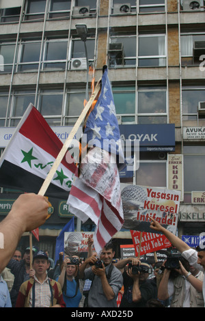 Istanbul, Turquie -- l'OTAN s'ensuivent des manifestations anti à Istanbul lors du sommet de l'OTAN le 06 28 2004 Photo par Bikem Ekberzade Banque D'Images