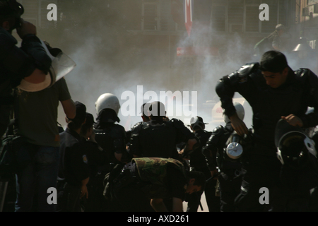 Istanbul, Turquie -- La police anti-émeute est affectée par les gaz lacrymogènes utilisés pour éloigner les manifestants lors d'une manifestation anti-OTAN. Banque D'Images