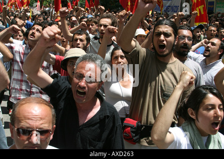 Istanbul, Turquie -- l'OTAN s'ensuivent des manifestations anti à Istanbul lors du sommet de l'OTAN le 06 28 2004 Photo par Bikem Ekberzade Banque D'Images