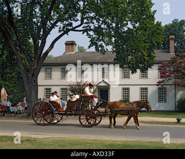 Cheval et chariot ouvert avec la famille de quatre et de pilotes à l'extérieur de la maison de Peyton Randolf dans Nicholson Street Williamsburg Virginia USA Banque D'Images