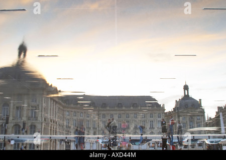 Place de la Bourse. La nouvelle fontaine Miroir d'eau, faire des réflexions. À l'envers. Bordeaux, France Banque D'Images