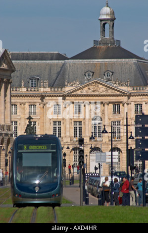 Le tramway moderne. Sur les quais. Place de la Bourse. Ville de Bordeaux, Aquitaine, Gironde, France Banque D'Images