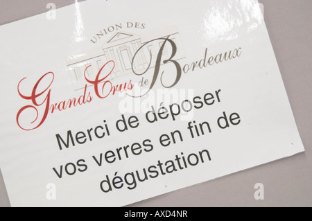 Veuillez laisser vos lunettes hare après la dégustation. Dégustation de vin du commerce UGC, Union des Grands Crus de Bordeaux. Bordeaux, France Banque D'Images