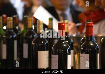 Dégustation de vin avec des bouteilles. Dégustation de vin du commerce UGC, Union des Grands Crus de Bordeaux. Bordeaux, France Banque D'Images