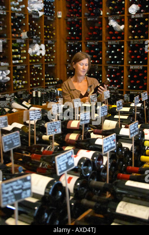 Britt Karlsson, BKWine, à Paris Cave Auge wine shop Paris, France. Boutique de vins. Banque D'Images