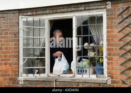 Cranbrook Kent Dole UK 2008 le lundi de Pâques. La charité Chulkhurst miches de pain sont remises annuellement aux pauvres du village. Années 2000 HOMER SYKES Banque D'Images