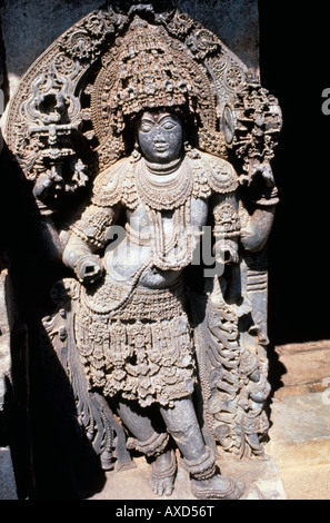 Halebid (Inde) Hoysalesvara gauche porte l'est temple dvarapala. Banque D'Images