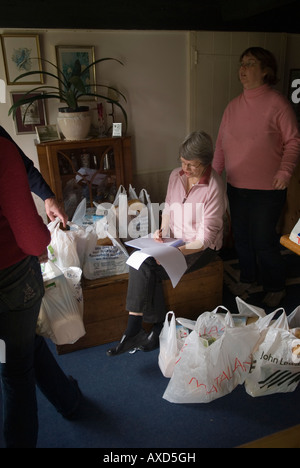 Cranbrook Kent Dole UK 2008 le lundi de Pâques. La charité Chulkhurst miches de pain sont remises annuellement aux pauvres du village. Années 2000 HOMER SYKES Banque D'Images