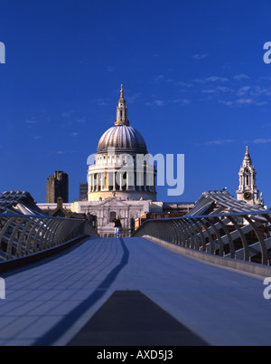 La passerelle du millénaire de Londres, un pont suspendu en acier traversant la Tamise, et la Cathédrale St Paul Banque D'Images