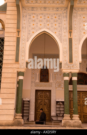 Policier Local priaient à la nouvelle mosquée dans la ville moderne de Ghadamès Libye Banque D'Images