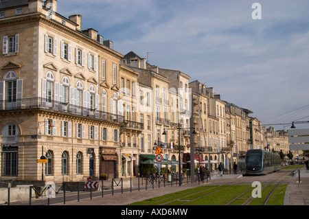 Le tramway moderne. Sur les quais des Chartrons. Ville de Bordeaux, Aquitaine, Gironde, France Banque D'Images