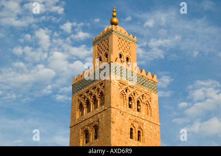 Vue horizontale de la Koutoubia, minaret dans le centre de Marrakech contre un ciel bleu. Banque D'Images