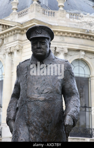 Statue de Winston Churchill à l'extérieur Petit Palais Palais, Paris, France Banque D'Images