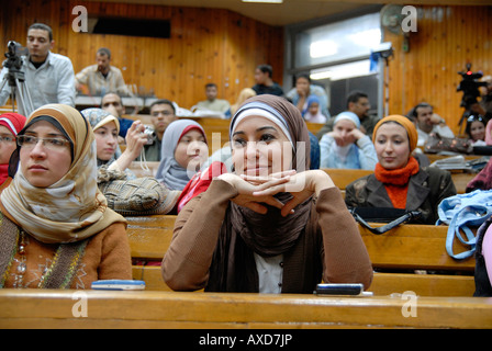 Les étudiants de l'Université du Caire participent à un atelier sur les médias en ligne Banque D'Images