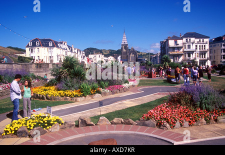 Ilfracombe - Lecture d'un mini-golf dans les jardins de bord de mer Banque D'Images