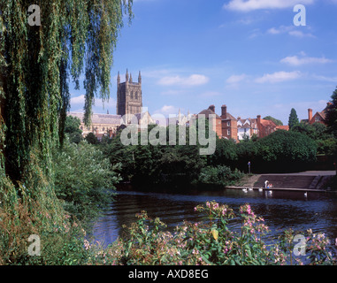 Vue de la cathédrale de Worcester à partir de l'autre côté de la rivière Severn Banque D'Images