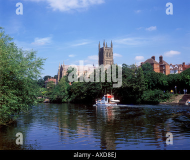 Vue de la cathédrale de Worcester à partir de l'autre côté de la rivière Severn Banque D'Images