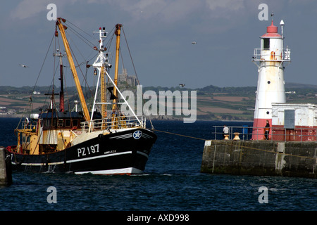 Chalutier PZ197 Faisceau Anneliese entrant dans le port de Newlyn Angleterre Cornwall St Michael's Mount en arrière-plan. Ce navire est soupçonné d'avoir été mis au rebut. Banque D'Images