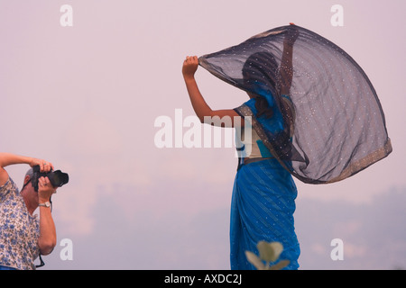 Voyageur de l'ouest photographier femme indienne Taj Mahal à Agra Inde la distance Banque D'Images