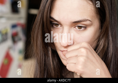 Worried woman biting nails Banque D'Images