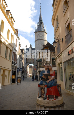 Le Tour de I'horloge avec cadran du 15e siècle à Auxerre en Bourgogne, France. Banque D'Images