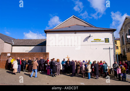 Le Conseil des Eglises de Blaenavon bon vendredi open air service sur parking à Bethléem Blaenavon Cour Torfaen South Wales UK UE Banque D'Images