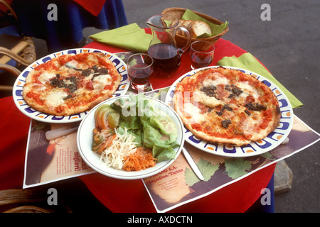 Pizza repas dans l'un des nombreux restaurants de bord de Morcote sur le lac de Lugano Banque D'Images