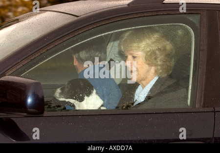 Puis LE PRINCE CHARLES COMPANION Camilla Parker Bowles quitter Highbury avec son chien maintenant Son Altesse Royale la duchesse de Cornouailles Banque D'Images