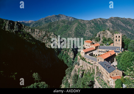 Abbaye à distance de St Martin du Canigou sur les pentes du Pic du Canigou Pyrénées Orientales France Languedoc Roussillon Banque D'Images