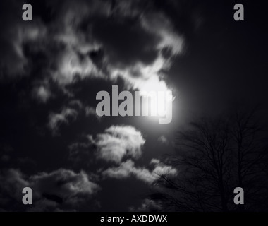 (Lune à l'équinoxe vernal) lorgnant de derrière de beaux nuages Banque D'Images