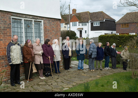 Cranbrook Kent Dole UK 2008 le lundi de Pâques. La charité Chulkhurst miches de pain sont remises annuellement aux pauvres du village. Années 2000 HOMER SYKES Banque D'Images