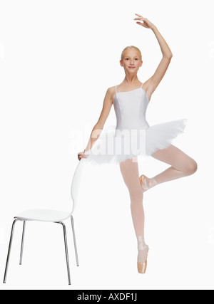 Jeune ballerine (14-15) standing on pointe en pointes,, portrait Banque D'Images