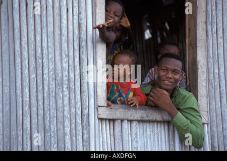 Le père et les enfants africains à la fenêtre d'accueil de Ganvie Bénin , , Banque D'Images