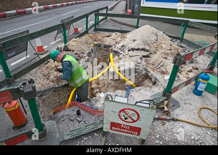 La réhabilitation d'une ville, l'approvisionnement en gaz naturel en remplaçant la détérioration des tuyaux en fonte victorienne avec tube polyéthylène moderne. Banque D'Images